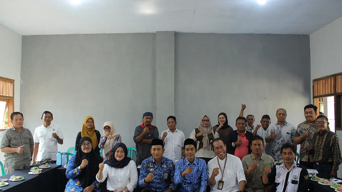 KOLABORASI: Camat Jombang Muchtar dan Kepala Desa Tambakrejo Mohammad Nasir Fadlillah (tengah) bersama segenap peserta forum BUMDesa se-Kecamatan Jombang di kantor BUMDesa Berkah Sejahtera Tambakrejo, Rabu (17/6).