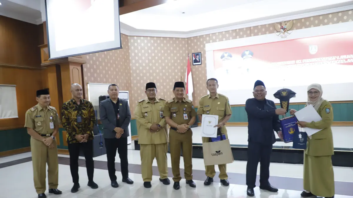 Wabup Salmanudin Yazid, saat menyerahkan SK pensiun, Senin (22/6)
