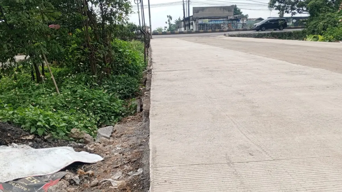DISEROBOT: Kondisi akses jalan menuju PT Jian You Desa Gambiran, Kecamatan Mojoagung. 