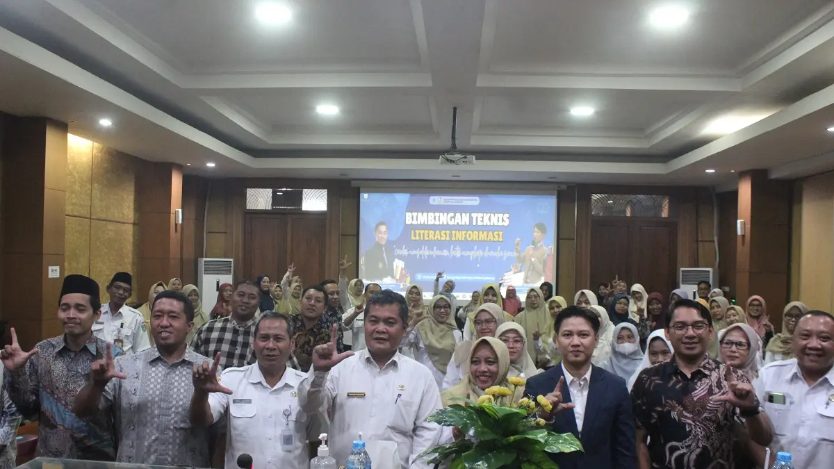INOVASI: Kepala Dinas Perpustakaan dan Kearsipan Kabupaten Jombang, Thonsom Pranggono, bersama Sekretaris Disperpusip, Abdul Ghofur,  Kabid Perpustakaan Didik Heru Purwanto dan seluruh peserta hari kedua 
