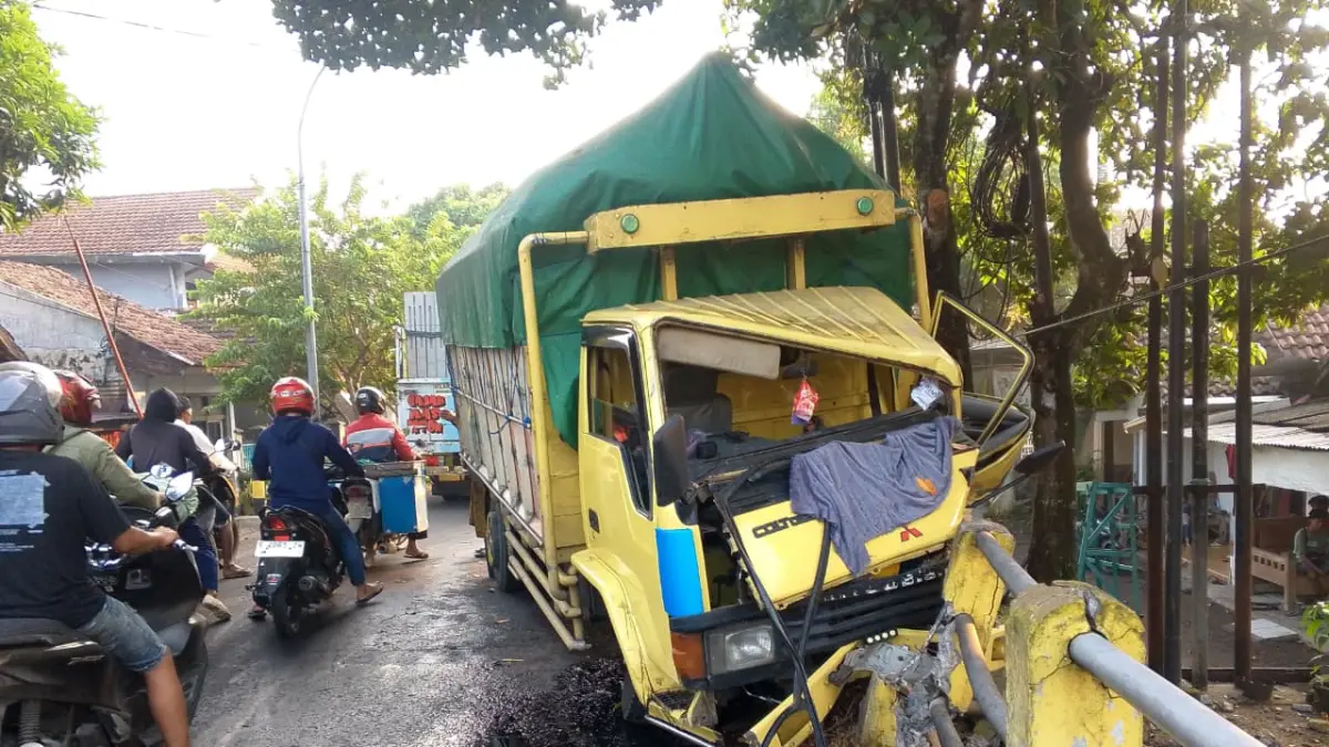  Kecelakaan lalu lintas tunggal terjadi di Jalan Raya Desa Catakgayam, Kecamatan Mojowarno, Kabupaten Jombang, Rabu (24/6) pagi.

