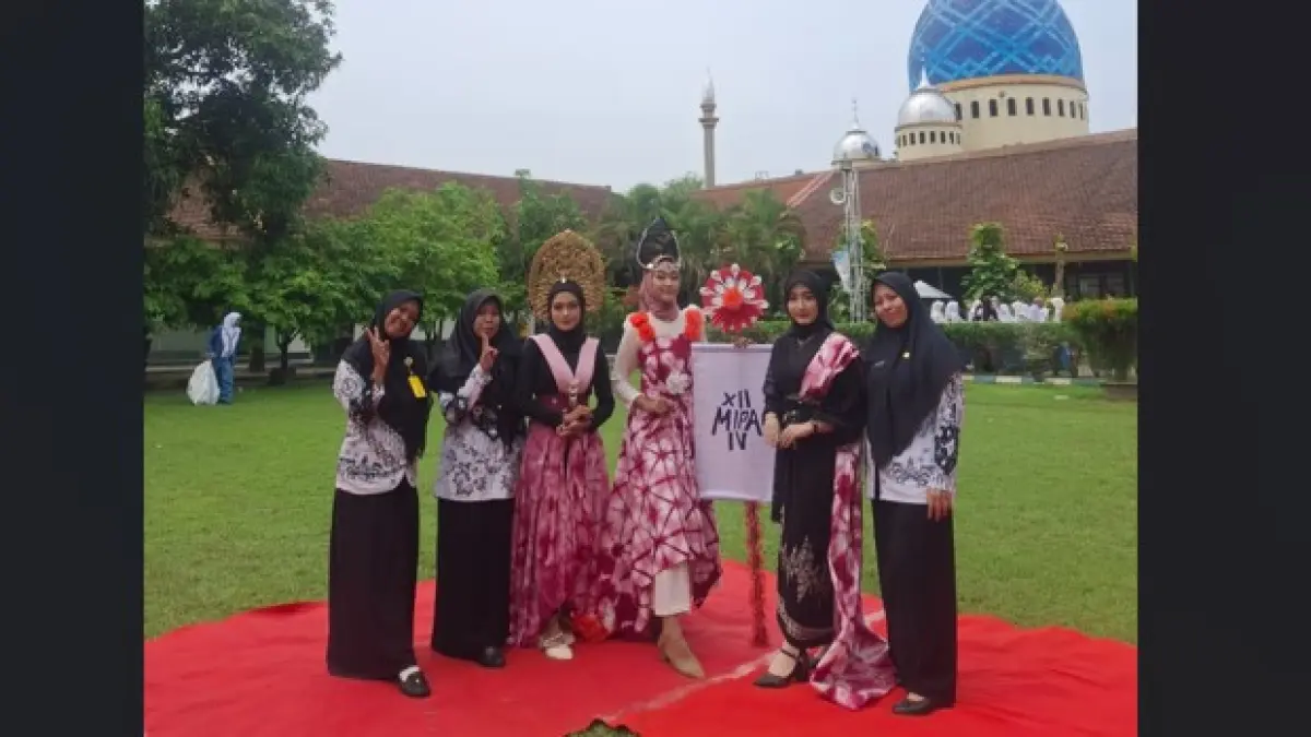 Krisna Trinurtitasari, SPd, guru Seni Budaya SMAN Ngoro bersama siswanya