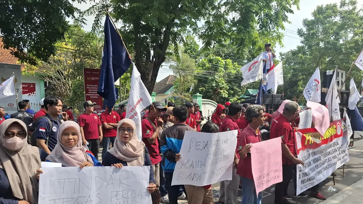 Puluhan buruh menggelar aksi demonstrasi di depan Kantor Pemkab Jombang, Selasa (23/6). 