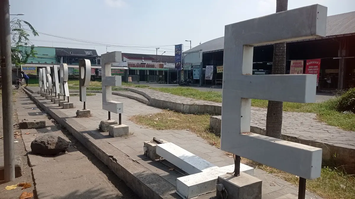 RUSAK: Kondisi salah satu huruf neon box Pasar Peterongan yang ambruk.