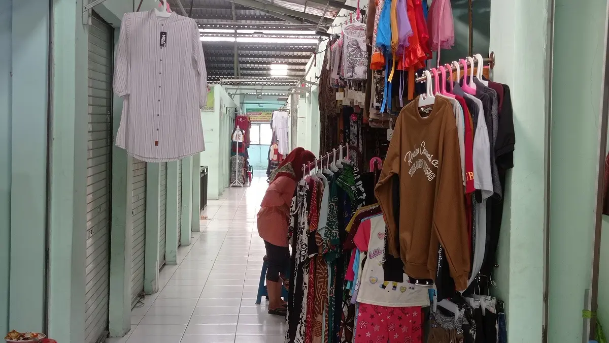 TAK TERURUS: Deretan kios di lantai dua Pasar Perak yang kosong.