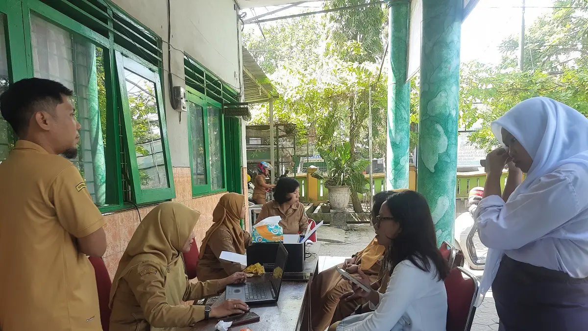 TELITI: Proses verifikasi data calon murid baru di SDN Kepanjen 2 Kecamatan Jombang, (22/6). 