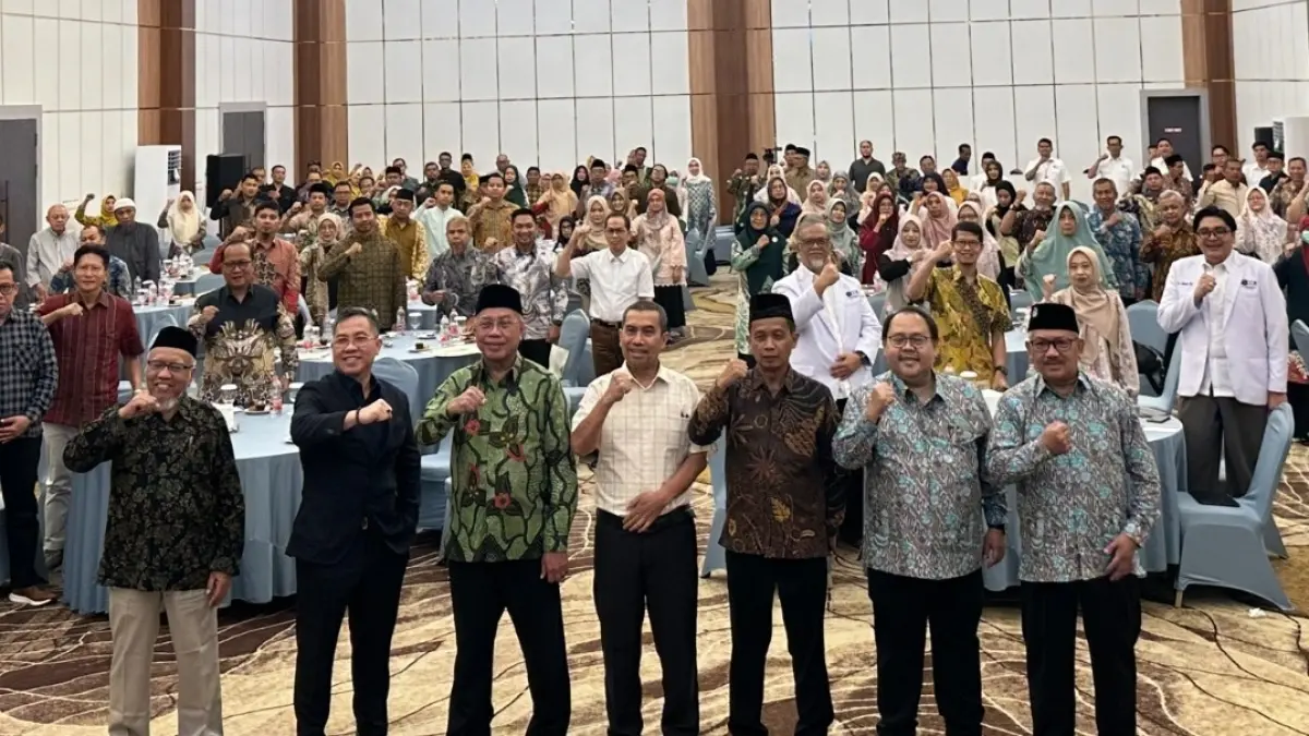 Direktur RS Muhammadiyah Jombang, dr Iwan Hartono MKes, mendampingi tamu undangan talkshow stem cell dan secretome di Ballrom Azana Style Hotel Jombang, Sabtu (20/6).