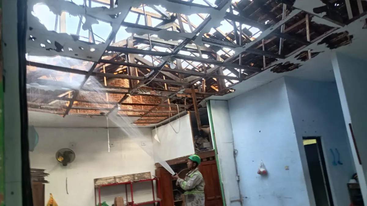 Kebakaran hebat melanda Madrasah Ibtidaiyah Negeri (MIN) 2 Jombang yang berada di Jalan Raya Klitih Nomor 70, Dusun Tanggungan, Desa Klitih, Kecamatan Plandaan, Rabu (24/6) sore.