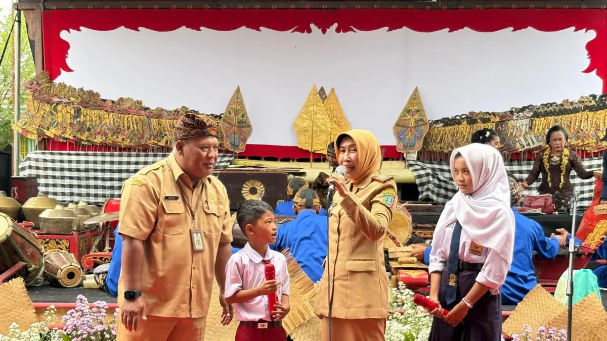 Kepala Dinas Pendidikan dan Kebudayaan Kabupaten Jombang, Wor Windari, bersama Kabid Kebudayaan, Anom Antono, mengikuti kegiatan Wayang Masuk Sekolah