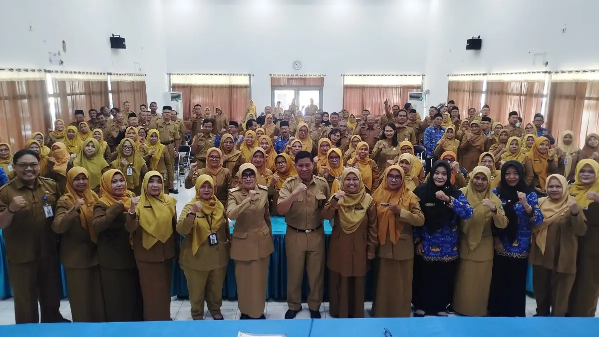 Kepala Dinas Pendidikan dan Kebudayaan Kabupaten Jombang, Wor Windari, bersama peserta pembinaan kepala sekolah dan pengawas.