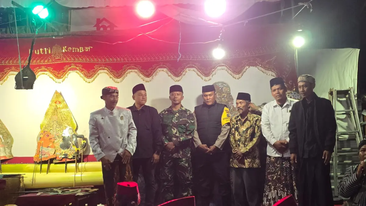 LESTARI: Kepala Desa Balongbesuk M. Saifur membaur bersama warga dan tamu undangan saat berdoa di punden leluhur area makam umum Dusun Mojosongo, Senin (15/6) malam.