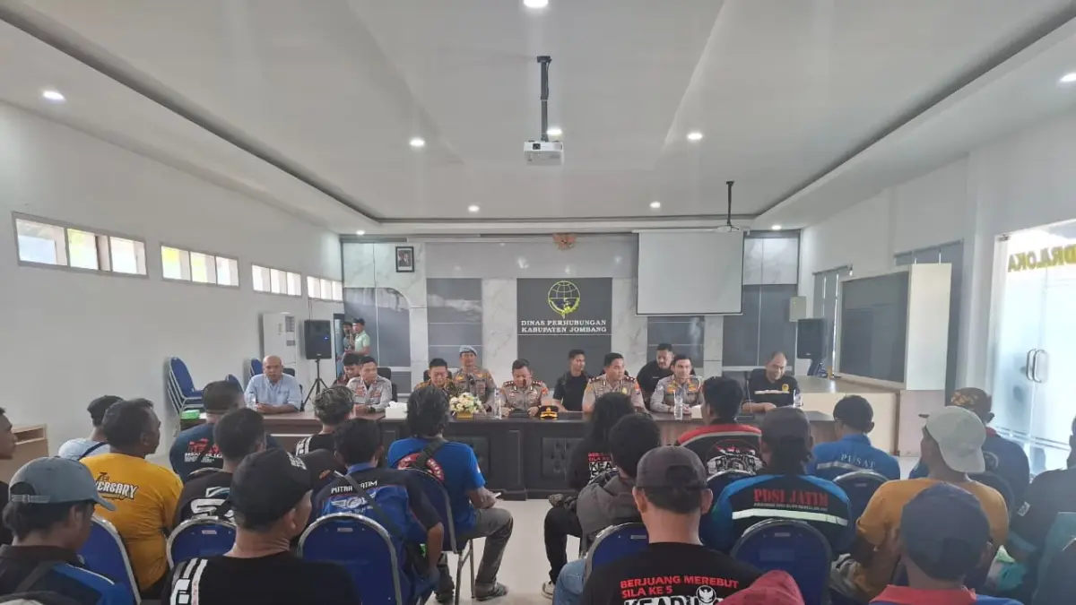 prosesi dialog antara GSJT dan sopir truk usai demonstrasi