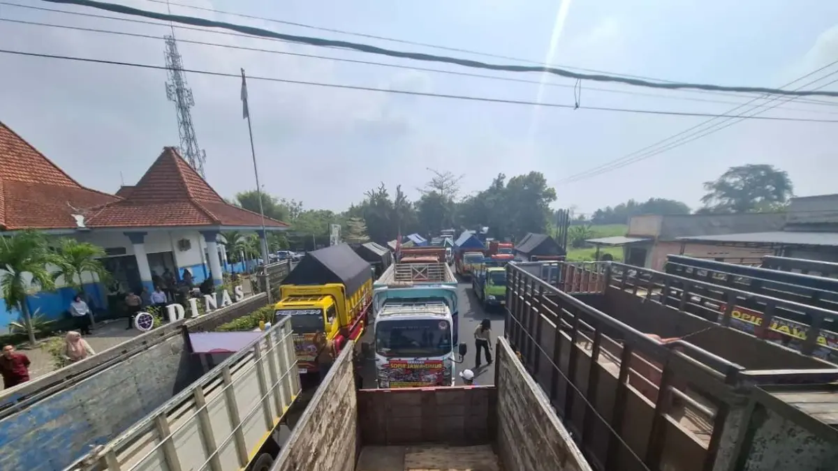 Puluhan truk diparkir dan memblokade Jalan Nasional di Kabupaten Jombang akibat protes sopir