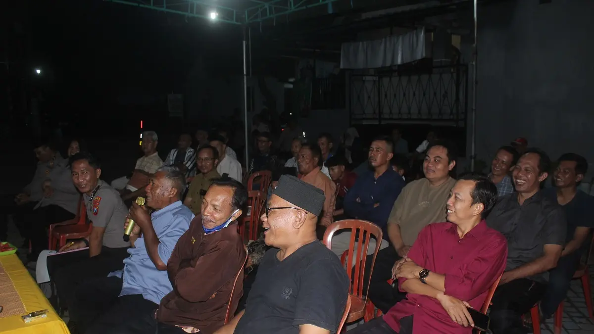 TERBUKA: Warga mengikuti penilaian lomba Desa Peduli Kamtibmas di Pos Satkamling RT 3 RW 6 Perumahan Pondok Indah Tunggorono, Senin (22/6).