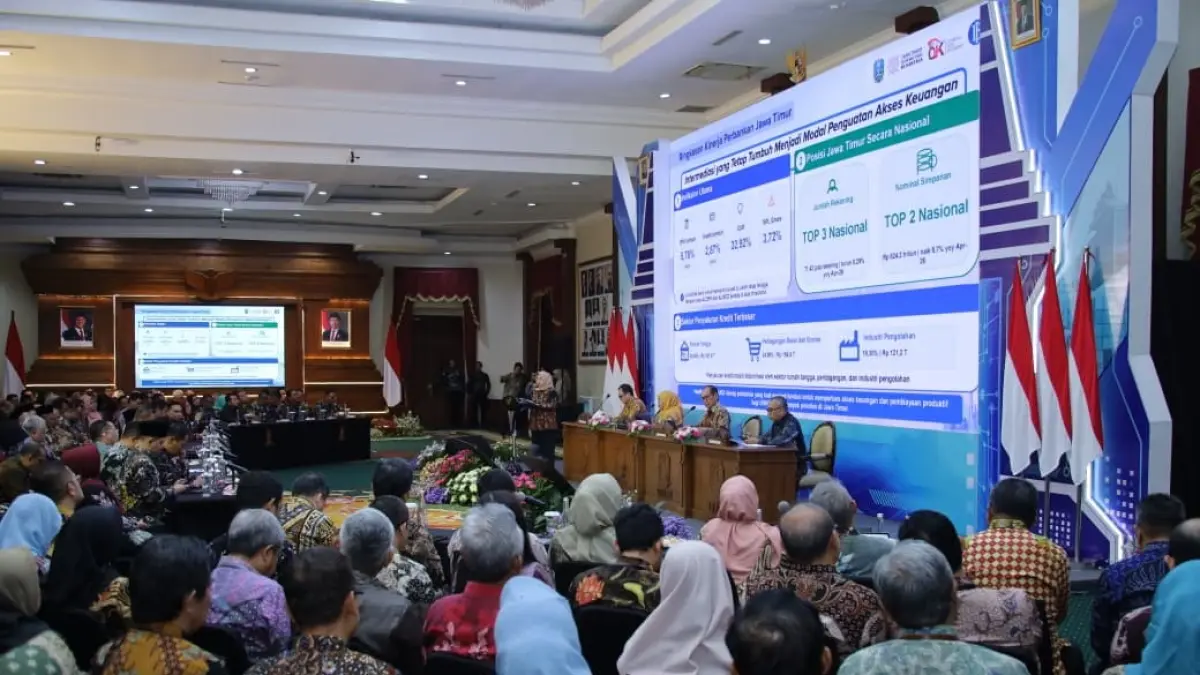 Wabup Jombang Salmanudin Yazid saat mengikuti rapat bersama Gubernur Jatim Khofifah Indar Parawansa, kemarin (25/6).