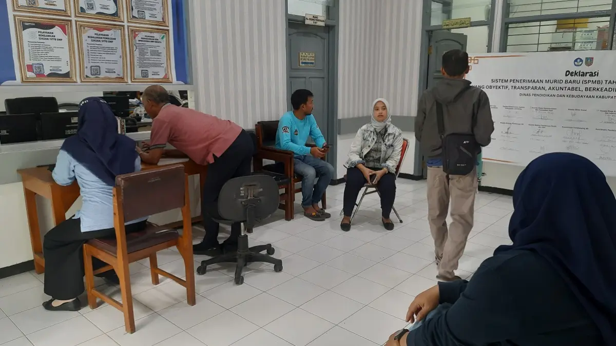 Wali murid mencari informasi di kantor Dinas Pendidikan dan Kebudayaan Jombang, (12/6).