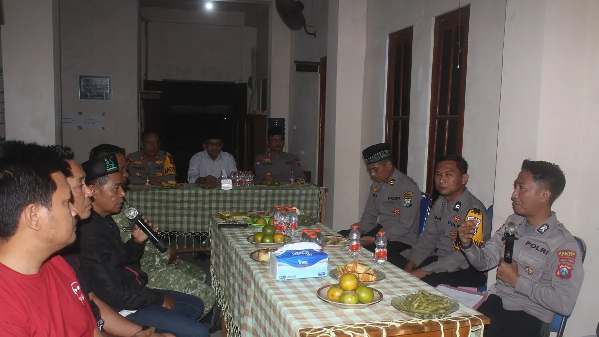 Warga mengikuti penilaian lomba Desa Peduli Kamtibmas di kantor Desa Cangkringrandu, Perak, Rabu (24/6). 