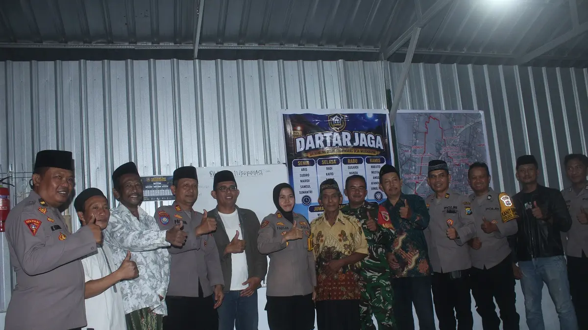 KOMPAK: Kasat Binmas AKP Pranan Edi, Kapolsek AKP Fadilah, Kasubbag Binops Bagops, Iptu Dwi Daryanto,Sekdes Chusnul Akhlaq serta tokoh masyarakat. 