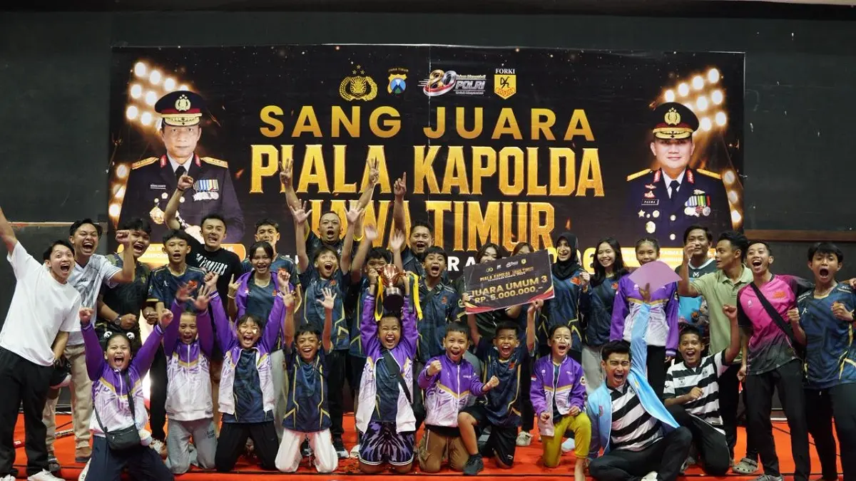 
MEMBANGGAKAN: Karateka Jombang yang meraih juara Piala Kapolda Jatim di Surabaya, Sabtu-Minggu (20–21/6).
