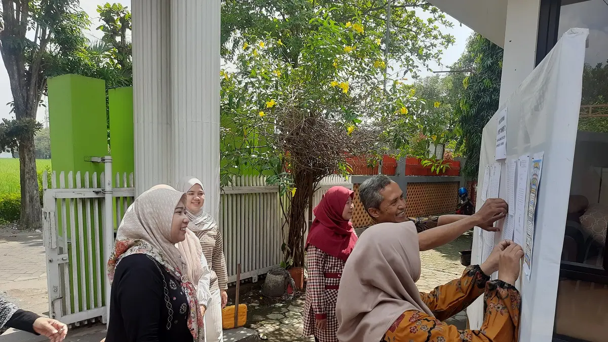 Pengumuman hasil seleksi SPMB jalur domisili dan domisili sevara yang diumumkan secara offline di halaman SMPN 3 Jombang, Jumat (26/6).