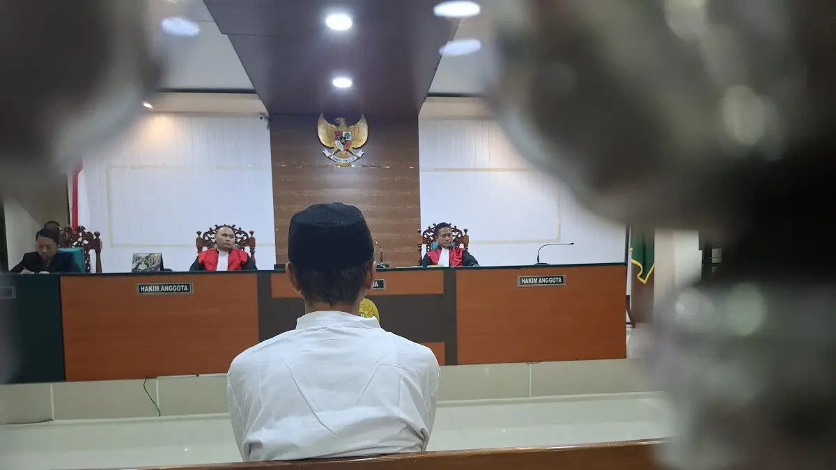 Purnomo, 60, terdakwa kasus pembunuhan Tri Retno Jumilah, 60, warga Desa Mancilan, Kecamatan Mojoagung, dituntut 18 tahun penjara. Tuntutan dibacakan Jaksa Penuntut Umum (JPU) dalam sidang di Pengadilan Negeri Jombang, Kamis (25/6).
