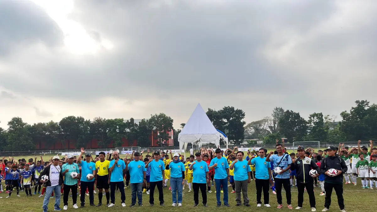 TELADAN: Wakil Ketua 3 DPRD Jombang, HM Syarif Hidayatullah ST MMT (Gus Sentot), menghadiri pembukaan Piala Presiden U-10 dan U-12 di Stadion Merdeka Jombang, Sabtu (20/6).&nbsp;