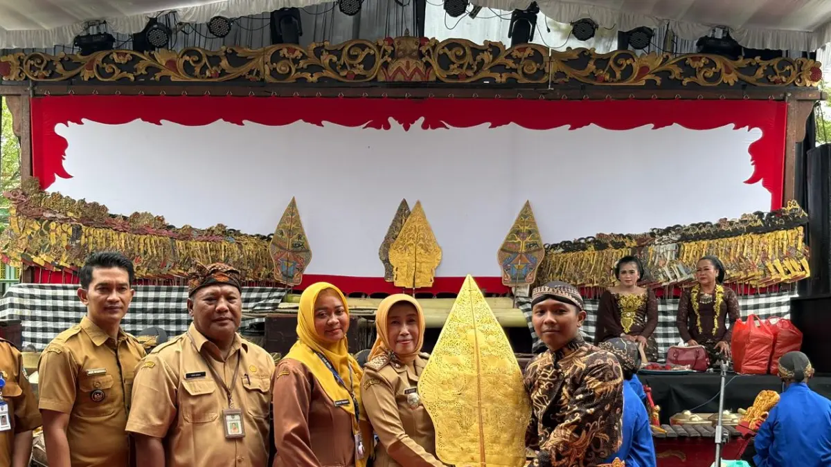PROAKTIF: Kepala Bidang Kebudayaan Dinas Pendidikan dan Kebudayaan Kabupaten Jombang Anom Antono SSn mendampig Kadis P dan K Wor Windari saat membuka program Wayang Masuk Sekolah.

