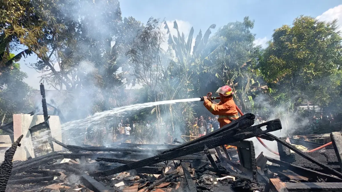  Sebuah rumah milik Mariyam, 75, warga Dusun Tondowesi, Desa Klitih, Kecamatan Plandaan, ludes terbakar, Jumat (26/6). 