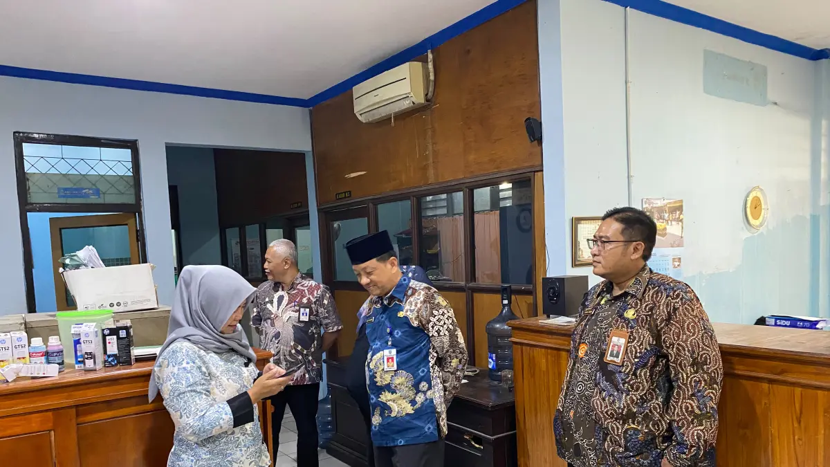 SIDAK: Sekdakab Jombang Agus Purnomo beserta jajaran saat melakukan sidak implementasi WFH ke sejumlah OPD, Jumat (26/6).

