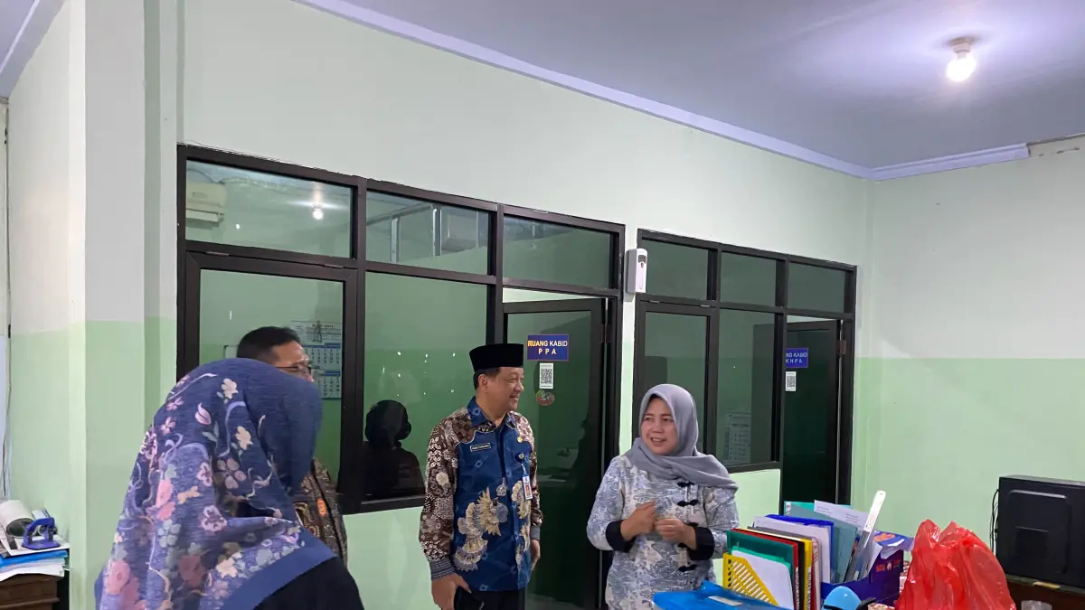 
SIDAK: Sekdakab Jombang Agus Purnomo saat melakukan sidak ke DPPKBPPPA Jombang kemarin (26/6).
