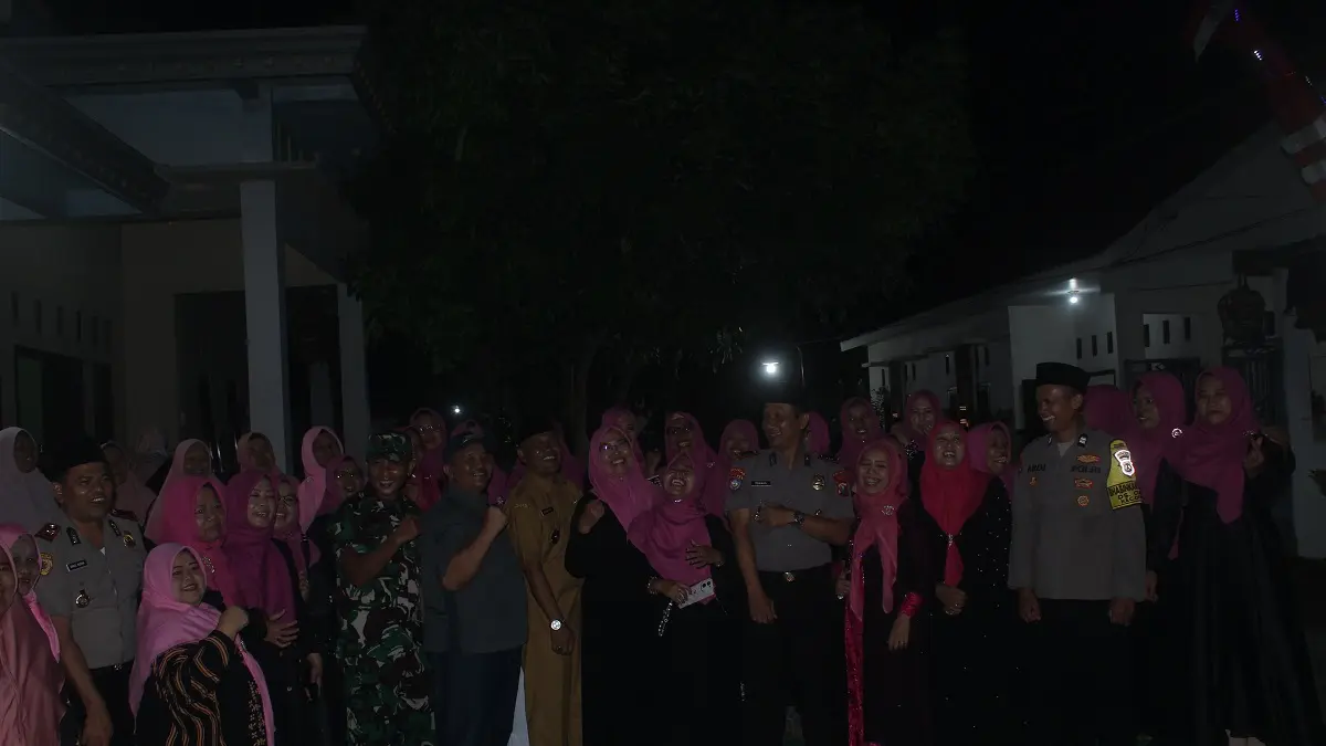 ANTUSIAS: Kasat Binmas AKP Pranan Edi bersama ibu-ibu warga Desa Cukir. 