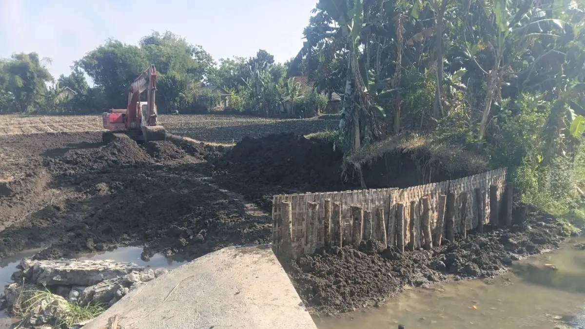 DIKEBUT: Penanganan tanggul Afvour Purisemanding, Desa Purisemanding, Kecamatan Plandaan yang rusak.