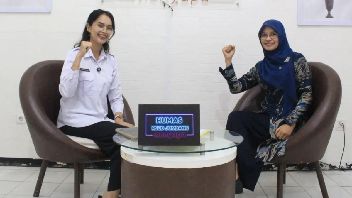 EDUKATIF: Psikolog RSUD Jombang, CH Widayanti SPsi MSi MPsi (kanan) saat sosialisasi.
