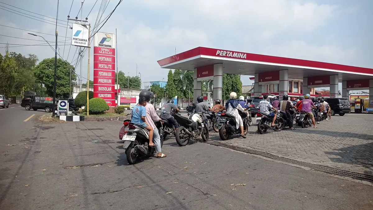 KOSONG: BBM subsidi Pertalite dan Solar di SPBU Desa/Kecamatan Bandarkedungmulyo yang habis, Sabtu (27/6) malam.