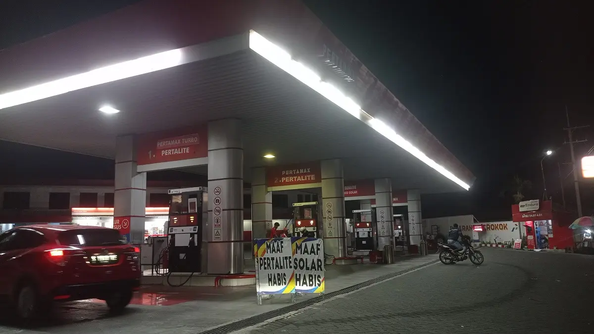 
KOSONG: BBM subsidi Pertalite dan Solar di SPBU Desa/Kecamatan Bandarkedungmulyo yang habis, Sabtu (27/6) malam.

