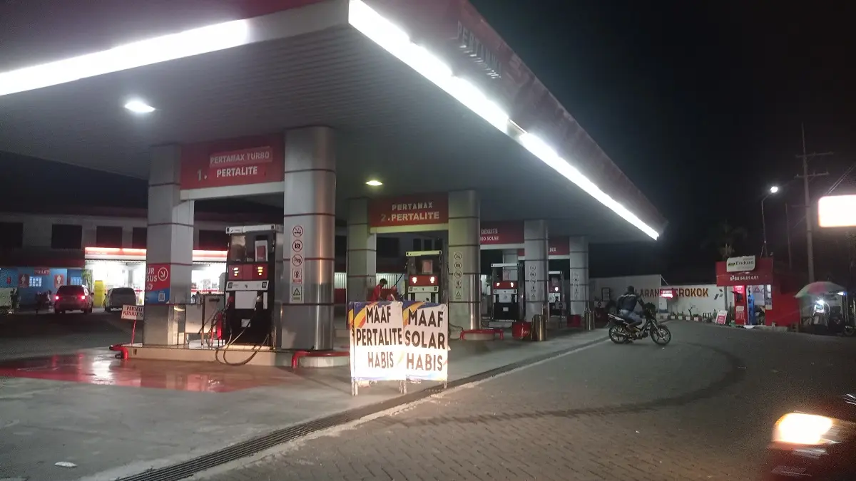 KOSONG: BBM subsidi Pertalite dan Solar di SPBU Desa/Kecamatan Bandarkedungmulyo yang habis, Sabtu (27/6) malam.