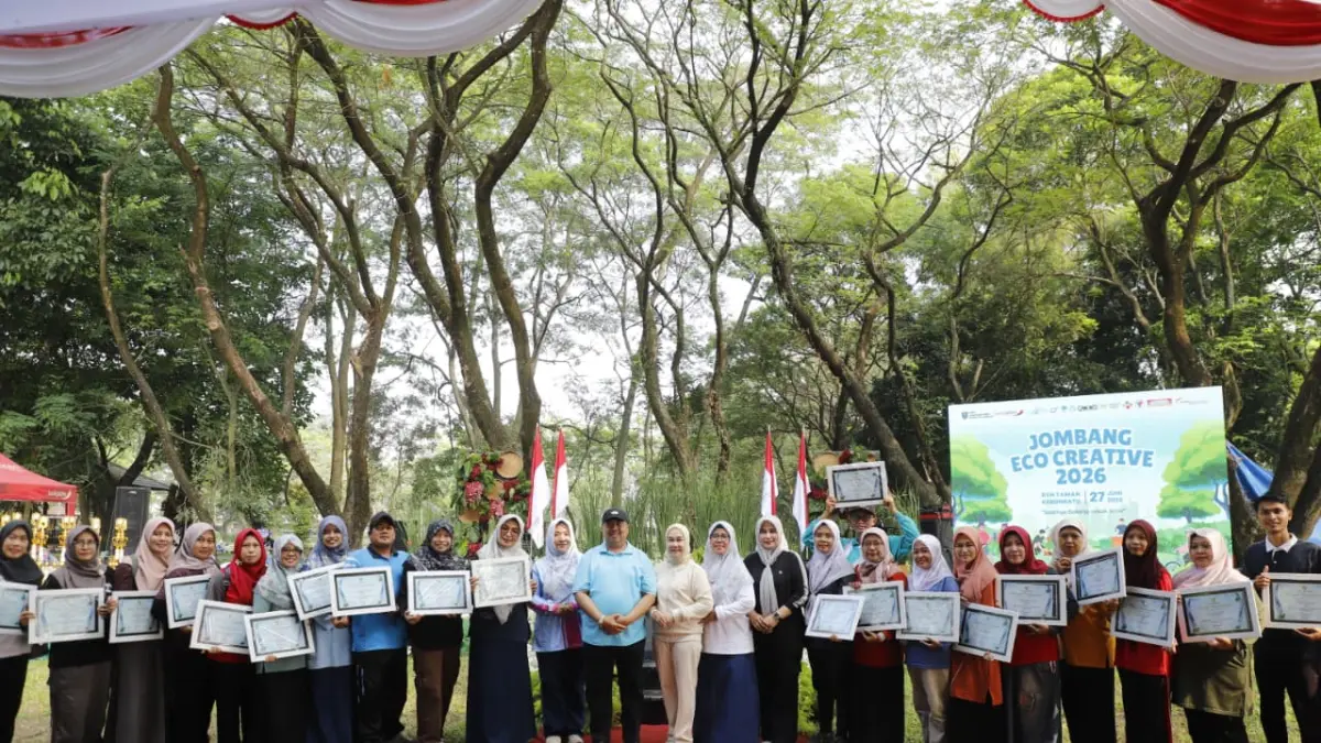 Lima Petugas Kebersihan Diganjar Hadiah Umrah oleh Bupati Jombang Warsubi