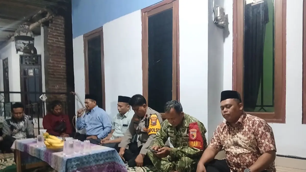 mediasi antara warga Dusun Mojodadi, Desa Plemahan, Kecamatan Sumobito, dengan manajemen PT Sinar Gemilang Plastik berlangsung alot, Sabtu (27/6) malam.