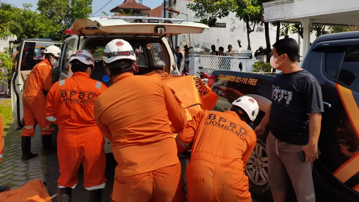 Petugas saat mengevakuasi jasad korban
