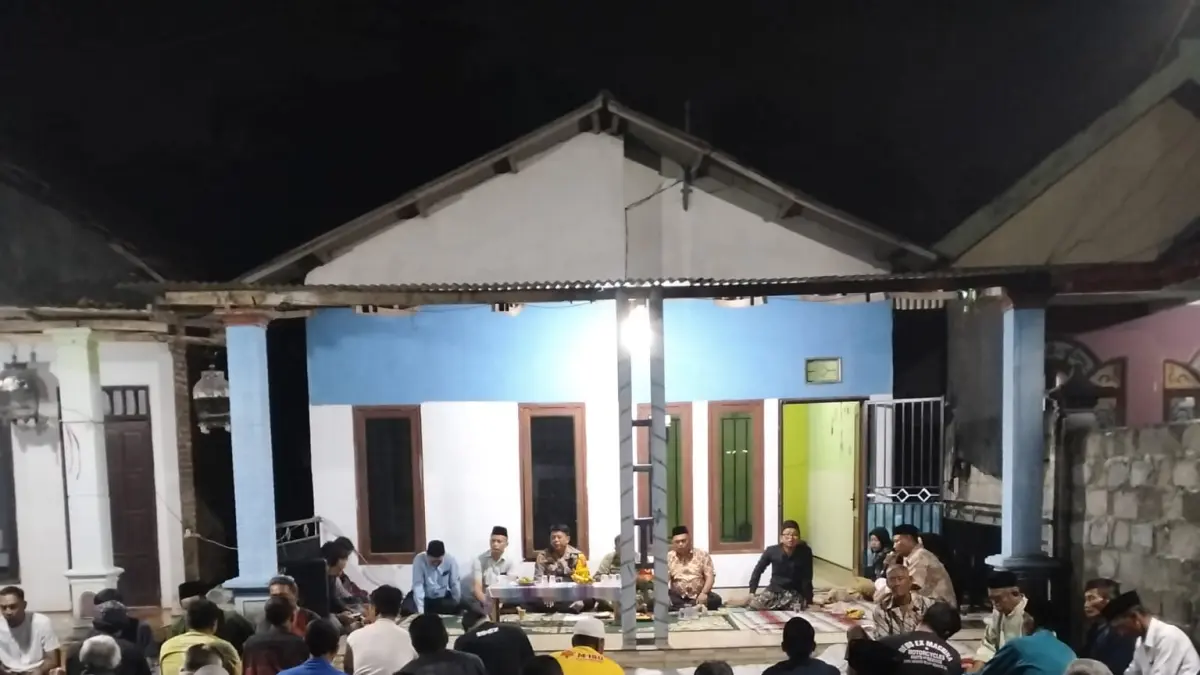 Puluhan warga Desa Plemahan, Kecamatan Sumobito, mediasi antara warga Dusun Mojodadi, Desa Plemahan, Kecamatan Sumobito, dengan manajemen PT Sinar Gemilang Plastik berlangsung alot, Sabtu (27/6) malam. 