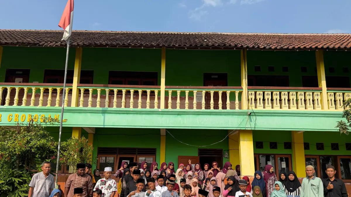  Sebanyak 425 anak yatim dan yatim piatu menerima santunan dari Yayasan Al Amal Sengon Jombang.