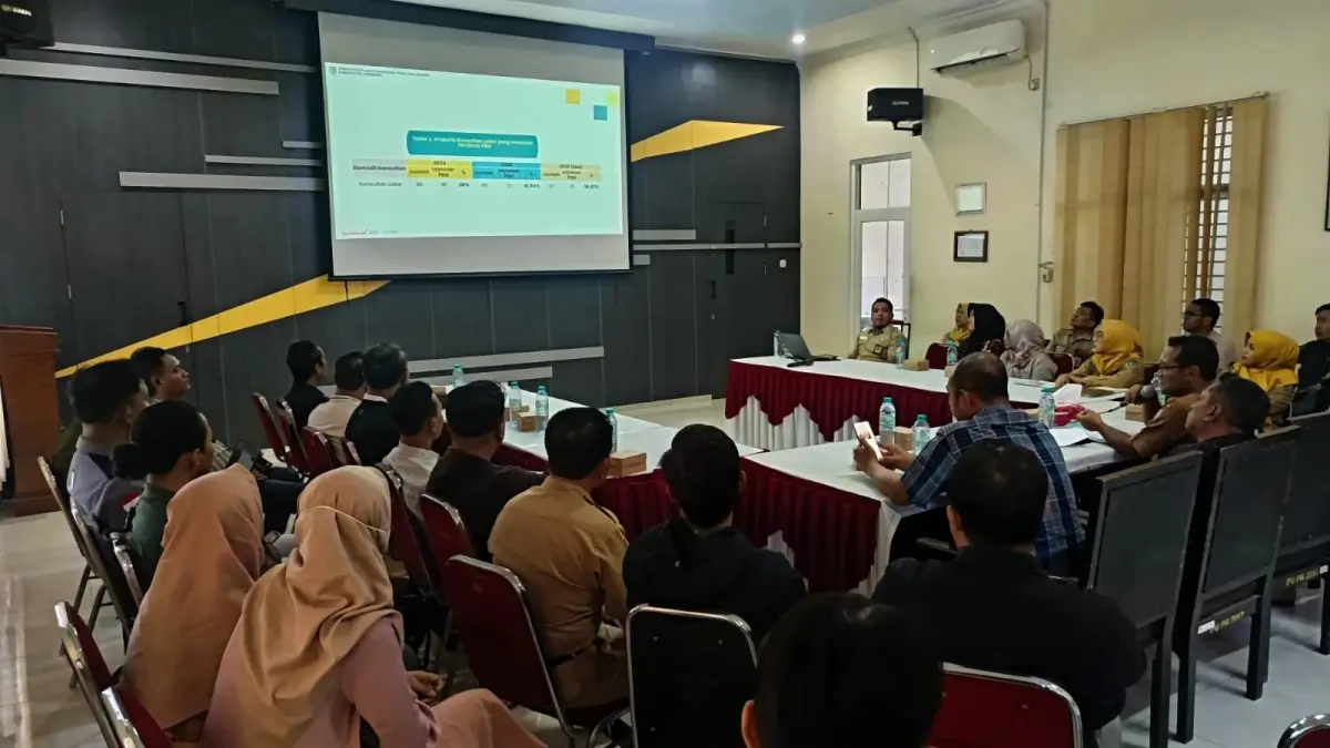 
SERIUS: Peserta mengikuti FGD evaluasi layanan PBG dan SLF di aula Dinas PUPR Jombang, Selasa (23/6).
