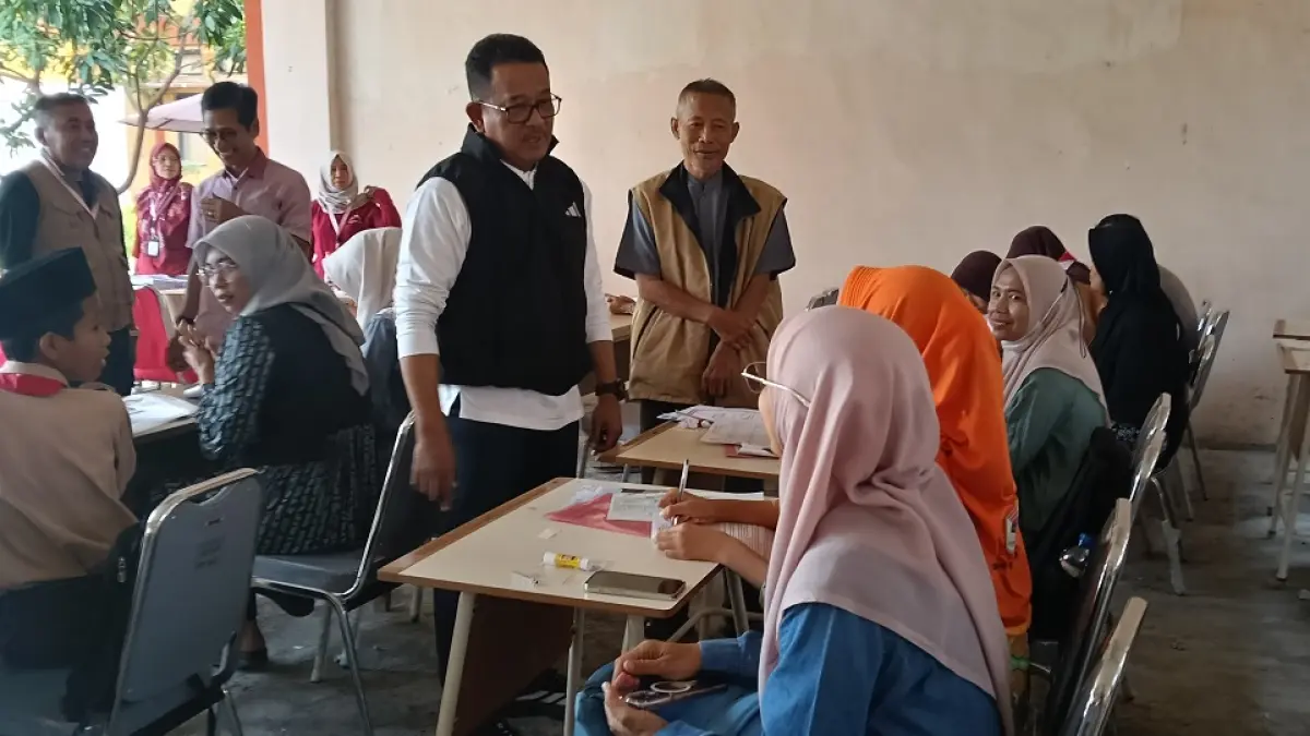 SIDAK: Kepala Cabdindik Jombang, Eko Redjo Sunariyanto,  memantau pelayanan SPMB di SMAN Mojoagung, (17/6).