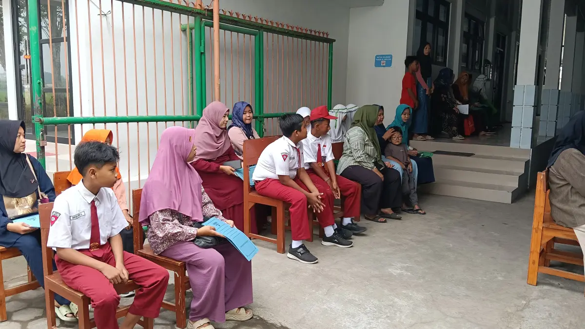 TERTIB: Calon siswa SMPN 3 Jombang mengikuti daftar ulang di sekolah, Kamis (25/6). 