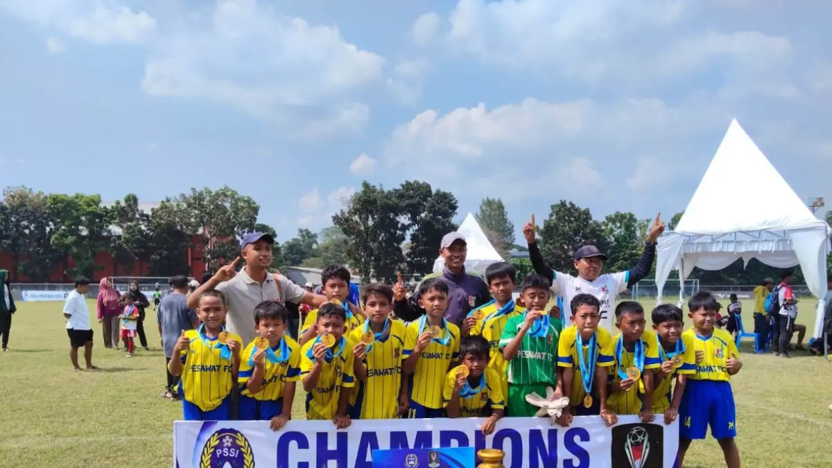 BERPRESTASI: Tim Pesawat FC KU-12 saat menjuarai Piala Presiden 2026 di Stadion Merdeka Jombang, Sabtu (27/6).