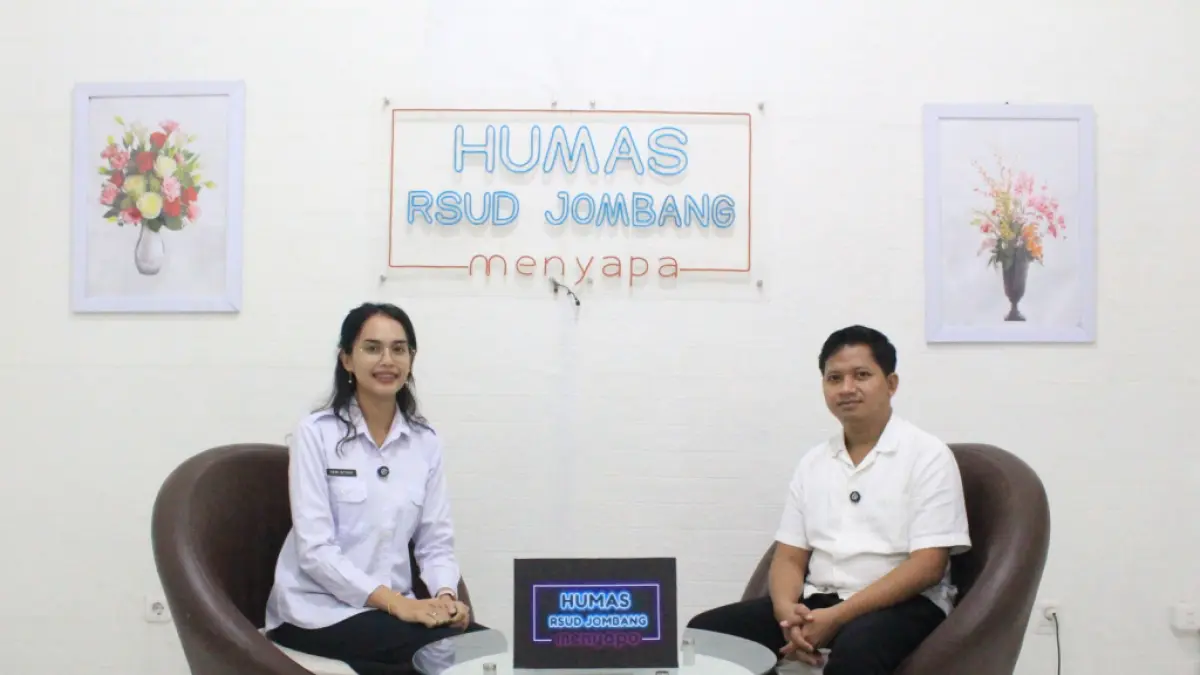 EDUKASI: Dokter Spesialis Radiologi RSUD Jombang dr. Ikhsan Nugroho (kanan) saat kegiatan sosialisasi.