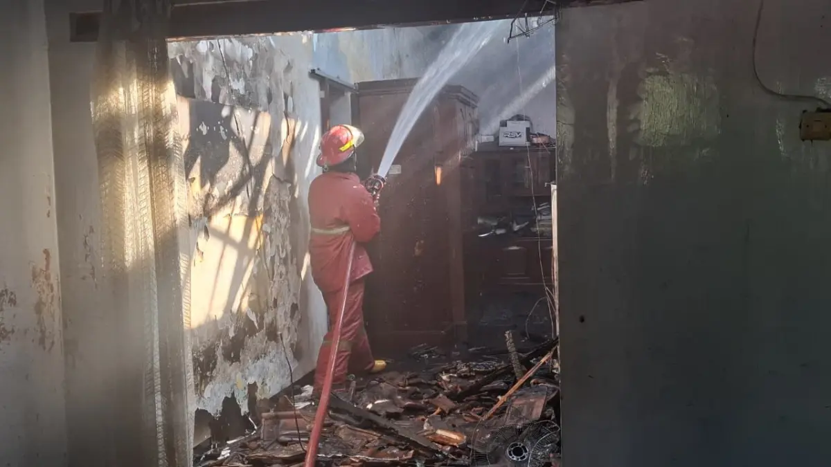 Kebakaran hebat melanda rumah milik Julianto, 61, warga Dusun Jayan, Desa Barongsawahan, Kecamatan Bandarkedungmulyo, Senin (29/6) pagi. 