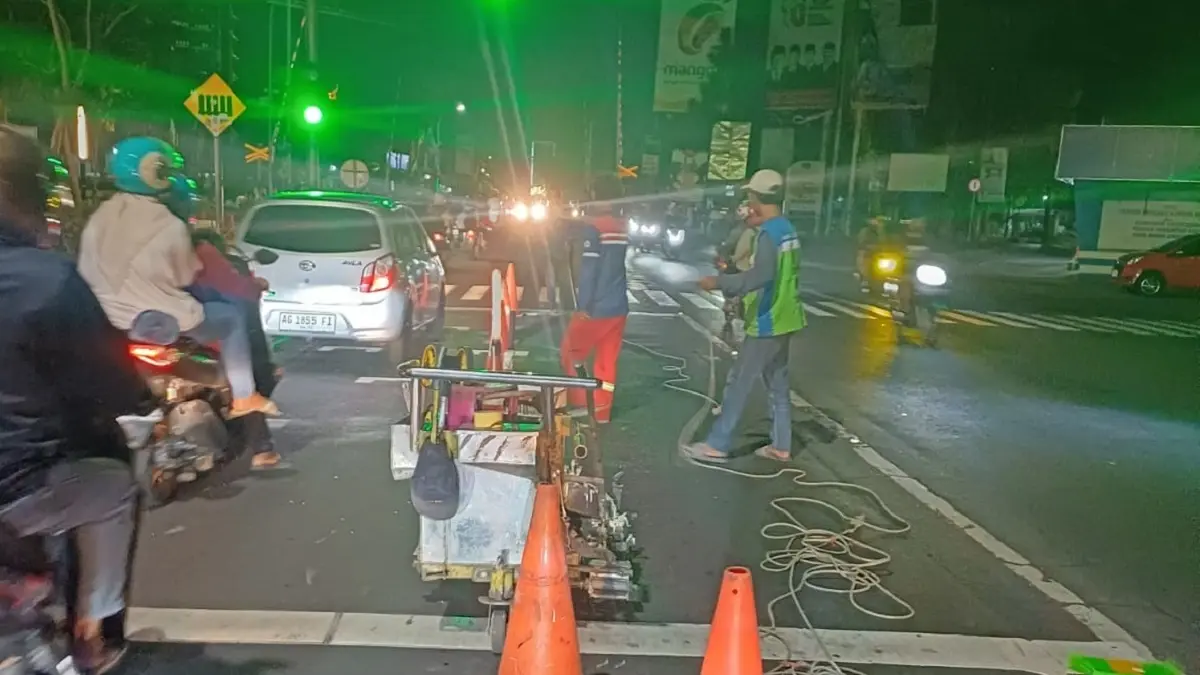 
MULAI DIGARAP: Proyek marka jalan di Jl KH Wahid Hasyim, Minggu (28/6) malam.
