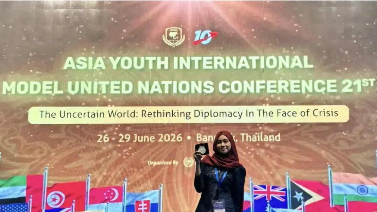 Prestasi membanggakan kembali ditorehkan Santri Trensains Tebuireng asal NTB, Azra Aqila Yusni, di panggung internasional