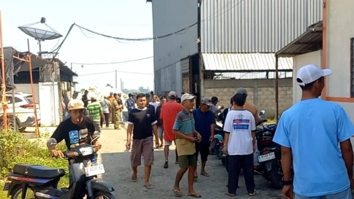Puluhan warga Dusun Mojodadi, Desa Plemahan, Kecamatan Sumobito, kembali mendatangi pabrik pengolahan biji plastik milik PT Sinar Gemilang di Desa Betek, Kecamatan Mojoagung, Senin siang (29/6). 